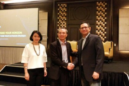 (ki-ka) Hellen Kathrina, Agus Nurudin, dan Reza Sjarif memaparkan sindikasi pengukuran media luar ruangan di Intercontinal Hotel, 6 Juli 2015. (Ist)