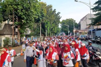 Suasana riuh puluhan ribu peserta antusias mengikuti kegiatan Funwalk Jakarta Selatan 2025 Hari Kesatuan Gerak (HKG) PKK ke-53 sekaligus memperingati Hari Ulang Tahun (HUT) Kemerdekaan ke-80 Republik Indonesia, digelar Pemerintah Kota Administrasi Jakarta Selatan (Jaksel) bersama Tim Penggerak PKK Kota Jaksel, Minggu (14/9/2025) pagi. Foto: Joesvicar Iqbal/ipol.id