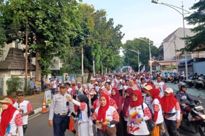 Suasana riuh puluhan ribu peserta antusias mengikuti kegiatan Funwalk Jakarta Selatan 2025 Hari Kesatuan Gerak (HKG) PKK ke-53 sekaligus memperingati Hari Ulang Tahun (HUT) Kemerdekaan ke-80 Republik Indonesia, digelar Pemerintah Kota Administrasi Jakarta Selatan (Jaksel) bersama Tim Penggerak PKK Kota Jaksel, Minggu (14/9/2025) pagi. Foto: Joesvicar Iqbal/ipol.id