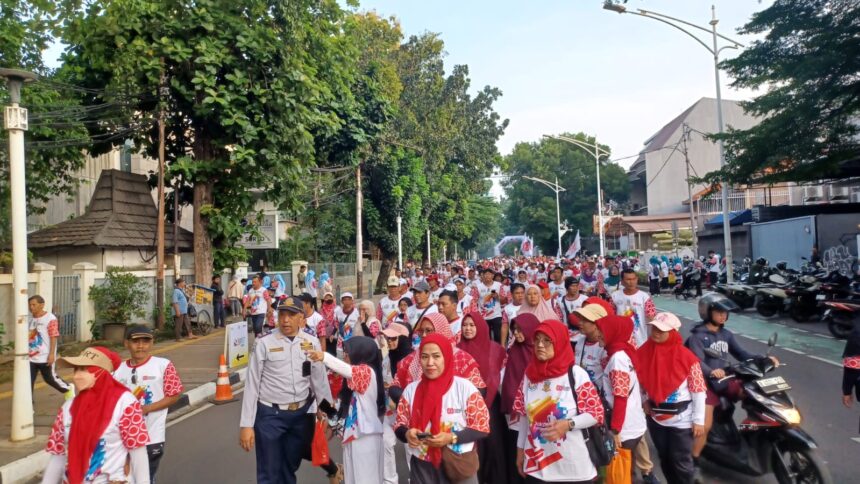 Suasana riuh puluhan ribu peserta antusias mengikuti kegiatan Funwalk Jakarta Selatan 2025 Hari Kesatuan Gerak (HKG) PKK ke-53 sekaligus memperingati Hari Ulang Tahun (HUT) Kemerdekaan ke-80 Republik Indonesia, digelar Pemerintah Kota Administrasi Jakarta Selatan (Jaksel) bersama Tim Penggerak PKK Kota Jaksel, Minggu (14/9/2025) pagi. Foto: Joesvicar Iqbal/ipol.id