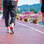 Ilustrasi, wanita pelari mengenakan sepatu olahraga untuk berlari, jogging di lintasan lari di pagi hari. Foto: Istock @mdisk