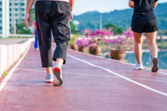 Ilustrasi, wanita pelari mengenakan sepatu olahraga untuk berlari, jogging di lintasan lari di pagi hari. Foto: Istock @mdisk