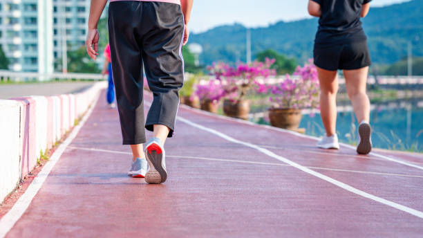 Ilustrasi, wanita pelari mengenakan sepatu olahraga untuk berlari, jogging di lintasan lari di pagi hari. Foto: Istock @mdisk
