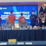Kepala Kantor Imigrasi Jakarta Selatan, Bugie Kurniawan bersama jajaran saat konfrensi pers pengungkapan kasus Overstay dan Dugaan Tindak Pidana Pemalsuan Dokumen Untuk Pengajuan Paspor RI dengan menghadirkan dua pelaku Warga Negara Asing dan menggelar barang bukti dokumen palsu hasil sita di Kantor Imigrasi Jakarta Selatan, Senin (15/9/2025). Foto: Joesvicar Iqbal/ipol.id
