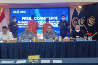 Kepala Kantor Imigrasi Jakarta Selatan, Bugie Kurniawan bersama jajaran saat konfrensi pers pengungkapan kasus Overstay dan Dugaan Tindak Pidana Pemalsuan Dokumen Untuk Pengajuan Paspor RI dengan menghadirkan dua pelaku Warga Negara Asing dan menggelar barang bukti dokumen palsu hasil sita di Kantor Imigrasi Jakarta Selatan, Senin (15/9/2025). Foto: Joesvicar Iqbal/ipol.id