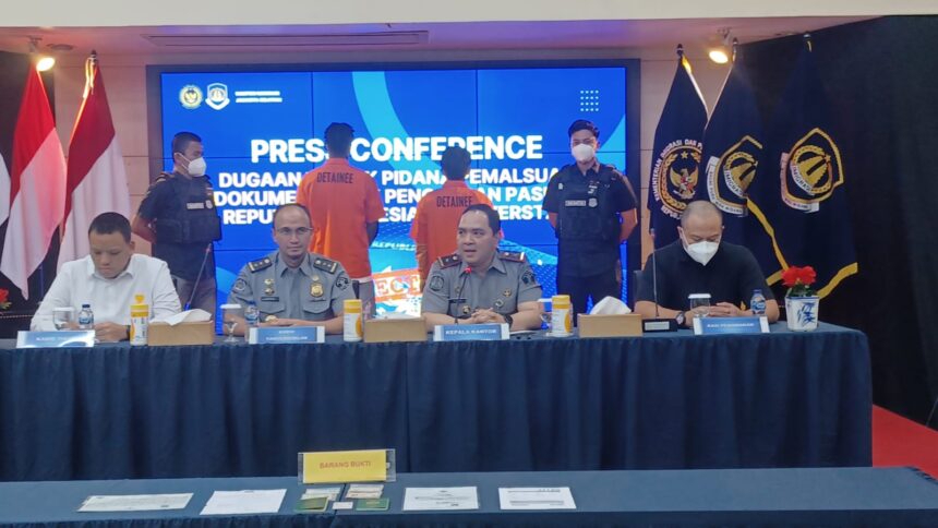 Kepala Kantor Imigrasi Jakarta Selatan, Bugie Kurniawan bersama jajaran saat konfrensi pers pengungkapan kasus Overstay dan Dugaan Tindak Pidana Pemalsuan Dokumen Untuk Pengajuan Paspor RI dengan menghadirkan dua pelaku Warga Negara Asing dan menggelar barang bukti dokumen palsu hasil sita di Kantor Imigrasi Jakarta Selatan, Senin (15/9/2025). Foto: Joesvicar Iqbal/ipol.id