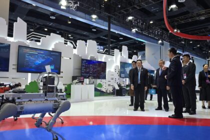 Sekretaris Jenderal ASEAN, Kao Kim Hourn, mengikuti tur paviliun VVIP pada Pameran Ekonomi dan Perdagangan China-ASEAN (CAEXPO) ke-22, Selasa (16/9/2025). Foto: Asean.org