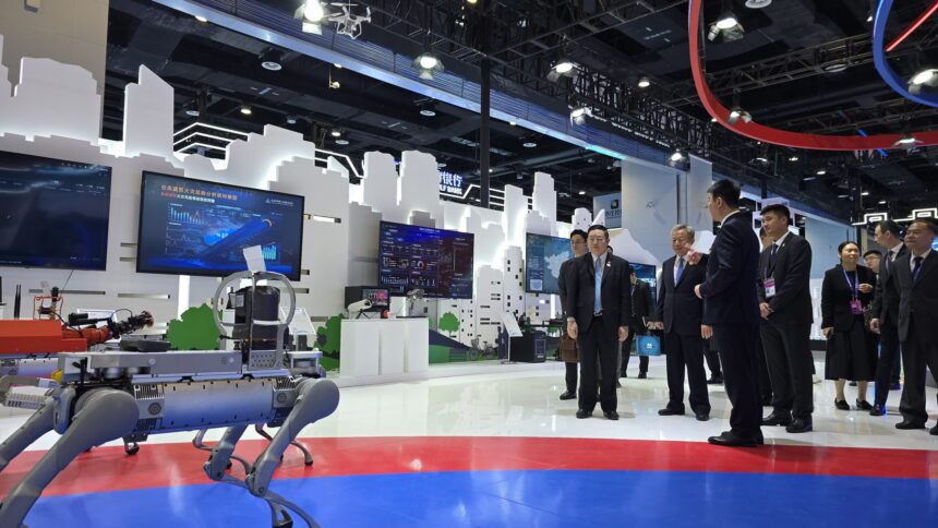 Sekretaris Jenderal ASEAN, Kao Kim Hourn, mengikuti tur paviliun VVIP pada Pameran Ekonomi dan Perdagangan China-ASEAN (CAEXPO) ke-22, Selasa (16/9/2025). Foto: Asean.org