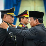 Presiden Prabowo Subianto menganugerahkan pangkat istimewa kepada masing-masing satu purnawirawan TNI dan Polri, di Istana Merdeka, Jakarta, Rabu (17/9/2025). Foto: BPMI Setpres