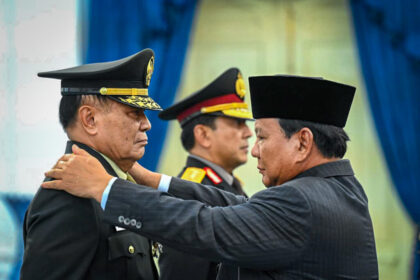 Presiden Prabowo Subianto menganugerahkan pangkat istimewa kepada masing-masing satu purnawirawan TNI dan Polri, di Istana Merdeka, Jakarta, Rabu (17/9/2025). Foto: BPMI Setpres