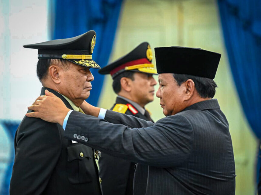 Presiden Prabowo Subianto menganugerahkan pangkat istimewa kepada masing-masing satu purnawirawan TNI dan Polri, di Istana Merdeka, Jakarta, Rabu (17/9/2025). Foto: BPMI Setpres