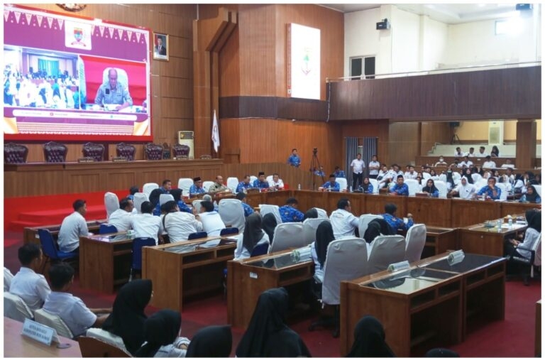 DPRD Kabupaten Musi Rawas gelar audiensi bersama tenaga honorer yang belum masuk dalam skema rekrutmen Pegawai Pemerintah dengan Perjanjian Kerja (PPPK) paruh waktu. Pertemuan berlangsung di ruang rapat DPRD Musi Rawas pada Rabu 17/09/2025.