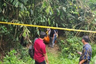 Sosok mayat siswi SMA berinisial ADR (15) yang mengapung di sungai Kampung Gunung Batin Udik, Lampung Tengah. Foto: IG @lampunggehnews