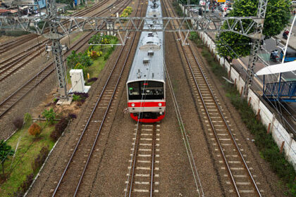 Ilustrasi, Kereta Penumpang Bergerak di Multi Railroad di Sore Hari. Foto: Istock @Eriz Razak