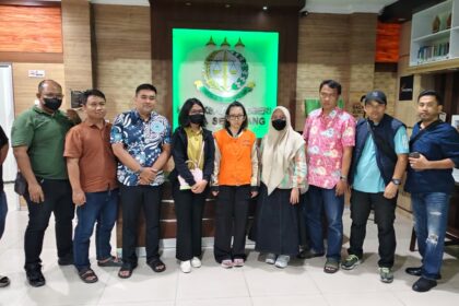 Elisabeth Riski Dwi Pantiani, mantan karyawan PT Eka Prima Graha mengenakan rompi tahanan berwarna oranye. Foto: Puspenkum Kejaksaan Agung
