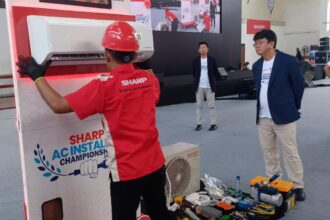 Presiden Direktur PT Sharp Electronics Indonesia, Shinji Teraoka, saat mengamati dan menyaksikan tim juri melakukan penilaian langsung 20 teknisi installer AC terbaik unjuk gigi dalam grand final Sharp AC Installer Championship 2025 di Gedung Judo, Kelapa Gading, Jakarta Utara, Minggu (21/9/2025). Foto: Joesvicar Iqbal/ipol.id