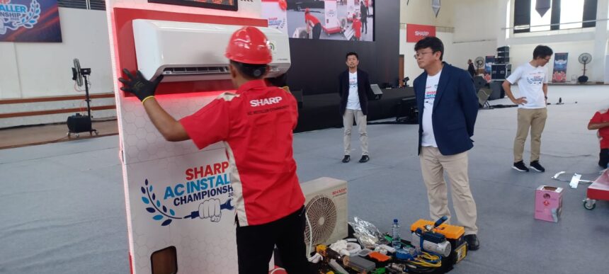 Presiden Direktur PT Sharp Electronics Indonesia, Shinji Teraoka, saat mengamati dan menyaksikan tim juri melakukan penilaian langsung 20 teknisi installer AC terbaik unjuk gigi dalam grand final Sharp AC Installer Championship 2025 di Gedung Judo, Kelapa Gading, Jakarta Utara, Minggu (21/9/2025). Foto: Joesvicar Iqbal/ipol.id