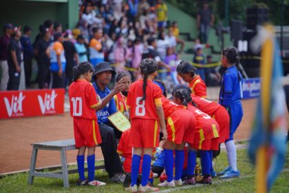 Pelatih SD Pelita Kaka Heilmy tengah mengarahkan para pemainnya saat melawan SDN075 Jatayu pada pertandingan final MilkLife Soccer Challenge Bandung Seri 1 2025 - 2026 di Lapangan Chandradimuka Pusdikif, Bandung, Jawa Barat, Minggu (21/9). Foto/megapro