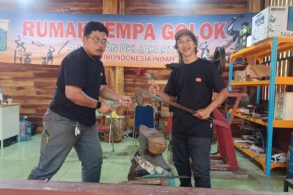 Penanggung jawab acara, Ali Hasan (kiri) bersama Operator Rumah Tempa Golok, Aken (kanan) dalam acara Artisani Bilah di Rumah Tempa Golok, Anjungan DKI Jakarta, Taman Mini Indonesia Indah (TMII), Jakarta Timur, Minggu (21/9/2025). Foto: Joesvicar Iqbal/ipol.id
