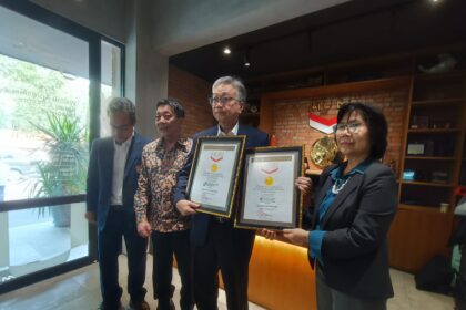 Pendiri SCUA dan Museum Catur Indonesia, Eka Putra Wirya (tengah) bersama Sekjen PB Percasi Hendri Hendratno (kiri) dan Kepala Sekolah SCUA Lisa Lumondong. Foto/ipol