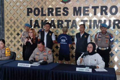 Kanit Perlindungan Perempuan dan Anak (PPA) Satreskrim Polres Metro Jakarta Timur (Jaktim), AKP Sri Yatmini (kanan) bersama Kapolsek Cakung, Kompol Widodo S (tengah) dan Kasi Humas Polres Jaktim, AKP Teta (kiri) serta jajaran, dalam pengungkapan kasus suami yakni M Andre, 29, bakar isteri dan aniaya Ibu mertua di Mapolres Jaktim, Senin (22/9/2025). Foto: Joesvicar Iqbal/ipol.id