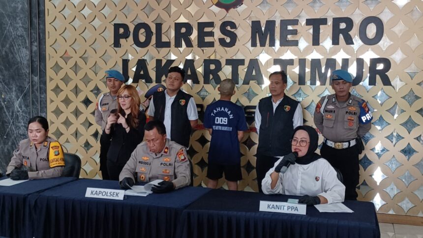 Kanit Perlindungan Perempuan dan Anak (PPA) Satreskrim Polres Metro Jakarta Timur (Jaktim), AKP Sri Yatmini (kanan) bersama Kapolsek Cakung, Kompol Widodo S (tengah) dan Kasi Humas Polres Jaktim, AKP Teta (kiri) serta jajaran, dalam pengungkapan kasus suami yakni M Andre, 29, bakar isteri dan aniaya Ibu mertua di Mapolres Jaktim, Senin (22/9/2025). Foto: Joesvicar Iqbal/ipol.id