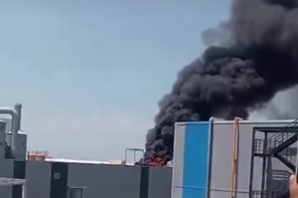 Asap hitam pekat membumbung tinggi dari atap bangunan, disertai kobaran api yang kian membesar yang melanda pabrik rokok KT&G yang berada di kawasan PIER di Desa Curah Dukuh, Kecamatan Kraton, Kabupaten Pasuruan, Senin (22/9/2025). Foto: Tangkap layar IG @wartabromo