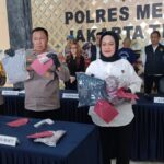 Kanit Perlindungan Perempuan dan Anak (PPA) Satreskrim Polres Metro Jakarta Timur (Jaktim), AKP Sri Yatmini (kanan) bersama Kapolsek Cakung, Kompol Widodo S (tengah) dan Kasi Humas Polres Jaktim, AKP Teta (kiri) menujukkan barang bukti dalam pengungkapan kasus suami yakni M Andre, 29, bakar isteri dan aniaya Ibu mertua di Mapolres Jaktim, Senin (22/9/2025). Foto: Joesvicar Iqbal/ipol.id