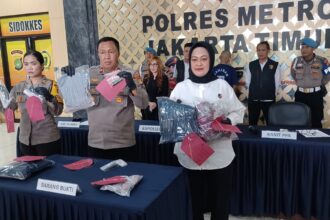 Kanit Perlindungan Perempuan dan Anak (PPA) Satreskrim Polres Metro Jakarta Timur (Jaktim), AKP Sri Yatmini (kanan) bersama Kapolsek Cakung, Kompol Widodo S (tengah) dan Kasi Humas Polres Jaktim, AKP Teta (kiri) menujukkan barang bukti dalam pengungkapan kasus suami yakni M Andre, 29, bakar isteri dan aniaya Ibu mertua di Mapolres Jaktim, Senin (22/9/2025). Foto: Joesvicar Iqbal/ipol.id