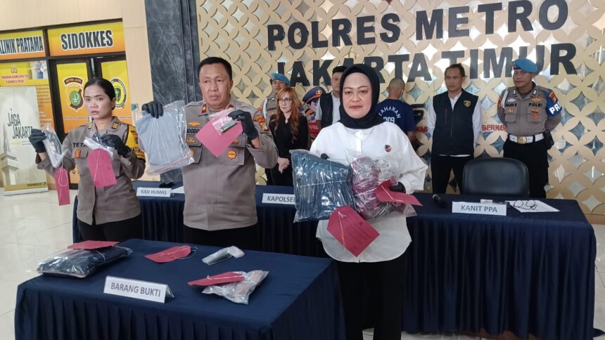 Kanit Perlindungan Perempuan dan Anak (PPA) Satreskrim Polres Metro Jakarta Timur (Jaktim), AKP Sri Yatmini (kanan) bersama Kapolsek Cakung, Kompol Widodo S (tengah) dan Kasi Humas Polres Jaktim, AKP Teta (kiri) menujukkan barang bukti dalam pengungkapan kasus suami yakni M Andre, 29, bakar isteri dan aniaya Ibu mertua di Mapolres Jaktim, Senin (22/9/2025). Foto: Joesvicar Iqbal/ipol.id