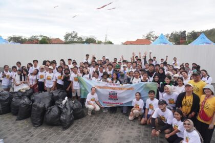 Sebanyak 200 relawan muda, dalam kegiatan Save Our Surroundings, Beach Clean Up mengangkat tema “Sehat Our Semeton” saat melakukan aksi bersih-bersih memungut sampah puntung rokok di Pantai Mertasari, Desa Sanur Kauh, Kecamatan Denpasar Selatan, Kota Denpasar, Bali, Sabtu (20/9/2025). Foto: Ist