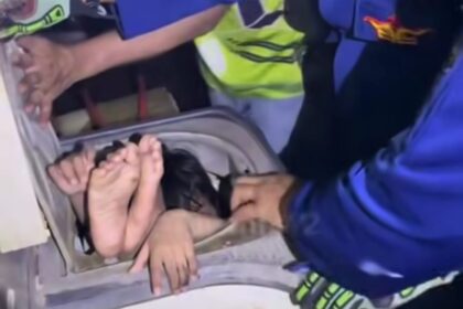 Anak berusia 7 tahun di Pancoran Mas, Depok, berhasil dievakuasi setelah tubuhnya terjebak dalam tabung mesin cuci pada Sabtu (20/9/2025) malam. Foto: Tangkap layar IG @fakta.indo