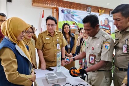 Asisten Kesejahteraan Rakyat (Askesra), Achmad Salahuddin bersama Kasudin Kesehatan Jakarta Timur, Herrwin Meifendy, Kepala Puskesmas Kecamatan Makasar, Dara Pahlarini, Camat Makasar, Kamal Alatas, dan sejumlah pejabat terkait dalam launching layanan inovasi Sistem Lansia Terintegrasi Pelayanan Inovasi Terpadu Unggulan Silat Si Pitung di Aula kantor Kecamatan Makasar Jakarta Timur, Selasa (23/9/2025). Foto: Ist