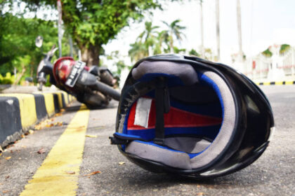 Ilustrasi, seorang pengendara motor berinisial K (49) mengalami kecelakaan di Jalan Daan Mogot, Jakarta Barat (Jakbar). Foto: Istock @sofirinaja