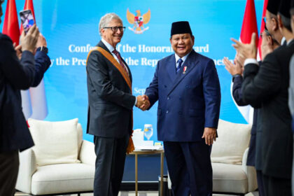 Presiden Prabowo Subianto menganugerahkan penghargaan Bintang Jasa Utama kepada Bill Gates, di Landmark Room, Lantai 29, Hotel Millennium Hilton New York One UN Plaza, Selasa (23/9/2025). Foto: BPMI Setpres