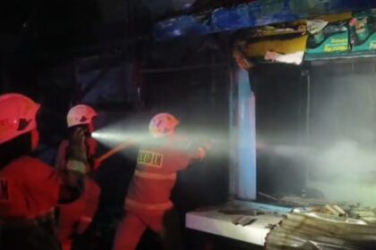 Sejumlah petugas Damkar saat berupaya memadamkan api yang melumat 12 kios di Jalan Sensus, RT 01/04, Kelurahan Bidara Cina, Kecamatan Jatinegara, Jakarta Timur, dekat Pasar Krenso, Rabu (24/9/2025) sekitar pukul 01.37 WIB. Foto: Ist