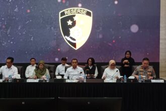 Kabareskrim Polri, Komjen Syahardiantono didampingi Direktur Tindak Pidana Umum Bareskrim, Brigjen Djuhandhani Rahardjo Puro, Karo Penmas Divhumas Polri, Brigjen Trunoyudo Wisnu Andiko, bersama Ketua Komisi Perlindungan Anak Indonesia (KPAI), Margaret Aliyatul Maimunah serta Komisioner Kompolnas, Ida Oetari dalam konferensi pers Perkembangan Kasus Penegakan Hukum Pelaku Aksi Kerusuhan, tanggal 25-31 Agustus 2025 di Lobby Gedung Bareskrim, Rabu (24/9) sore. Foto: Joesvicar Iqbal/ipol.id