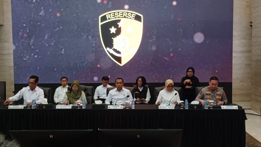 Kabareskrim Polri, Komjen Syahardiantono didampingi Direktur Tindak Pidana Umum Bareskrim, Brigjen Djuhandhani Rahardjo Puro, Karo Penmas Divhumas Polri, Brigjen Trunoyudo Wisnu Andiko, bersama Ketua Komisi Perlindungan Anak Indonesia (KPAI), Margaret Aliyatul Maimunah serta Komisioner Kompolnas, Ida Oetari dalam konferensi pers Perkembangan Kasus Penegakan Hukum Pelaku Aksi Kerusuhan, tanggal 25-31 Agustus 2025 di Lobby Gedung Bareskrim, Rabu (24/9) sore. Foto: Joesvicar Iqbal/ipol.id