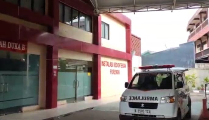 Jenazah korban anak berinisial AR usia 8 tahun ditemukan tewas di Jakarta Utara diperiksa di Ruang Instalasi Forensik RS Polri Kramat Jati. Foto: Dok/ipol.id