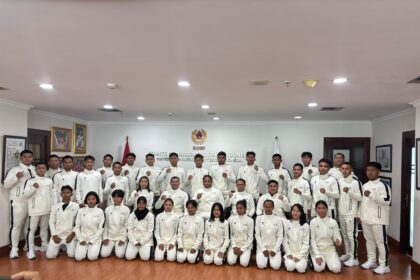 Teks Foto: Ketua Umum PP Persambi Krisna Bayu bersama Tim Sambo Indonesia ketika menghadap KONI Pusat. (ist)