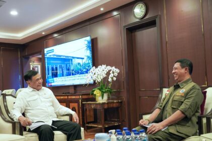 Kepala Badan Nasional Penanggulangan Bencana (BNPB), Suharyanto bersama jajaran saat audiensi dengan Menteri Koordinator Bidang Politik dan Keamanan, Djamari Chaniago di kantor Kementerian Koordinator Bidang Politik dan Keamanan (Kemenko Polkam) di Jalan Merdeka Barat, Jakarta Pusat, Rabu (24/9/2025). Foto: Ist
