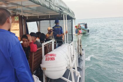Suasana penyelundupan 29 Pekerja Migran Indonesia (PMI) ilegal oleh sindikat pengirim digagalkan Tim Subdit Patroli Air Ditpolair Korpolairud Baharkam Polri di Perairan Tanjung Balai, Kabupaten Asahan, Sumatera Utara. Pelaku tekong kapal berinisial MFL, 21, ditangkap, Rabu (24/9/2025). Foto: Ist