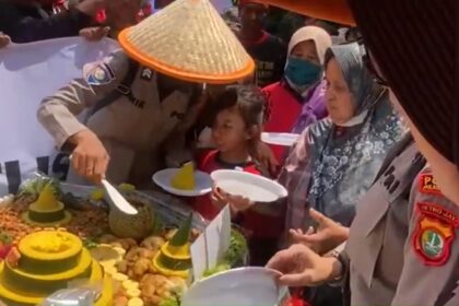 Kapolres Metro Jakarta Selatan, Kombes Nicolas Ary Lilipaly bersama Polwan dan jajaran memberikan kejutan membawakan nasi tumpeng diiiringi lagu selamat Hari Ulang Tahun (HUT) Tani kepada pengunjuk rasa dari Serikat Tani Indramayu (STI) Jawa Barat di depan Kantor Kementerian Pertanian (Kementan RI) di Jalan Harsono RM, Pasar Minggu, Jakarta Selatan, Rabu (24/9/2025). Foto: Ist