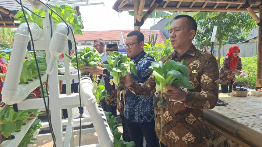 Asisten Perekonomian Pembangunan dan Lingkungan Hidup Sekretariat Kota Administrasi Jakarta Timur, Fauzi dan jajaran Aparatur Sipil Negara (ASN) Pemkot Jakarta Timur saat panen sayuran hasil urban farming dan menanam pohon untuk penghijauan wilayah. Foto: Ist
