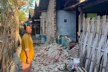 Suasana dan kondisi dampak gempa Jawa Timur dan Bali magnitudo (M)5,4 pada Kamis (25/9/2025) sore berlokasi di Daerah Wonorejo, perbatasan Banyuwangi dengan Situbondo, sejumlah rumah rusak dan warga berhamburan keluar rumah. Foto: Ist