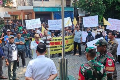 Warga protes diduga akibat 9 orang Ketua RT di lingkungan RW01, Kelurahan Cipadu, Larangan, Kota Tangerang, dipecat sepihak oleh lurah. Foto: Tangkap layar IG @kabarcileduk