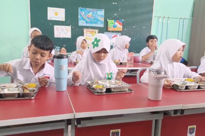Suasana anak-anak Sekolah Dasar Negeri di kawasan Depok, Jawa Barat, asyik menyantap makanan sehat dalam program Makan Bergizi Gratis (MBG) yang dilaksanakan pemerintah belum lama ini. Foto: Joesvicar Iqbal/dok/ipol.id