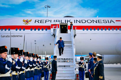 Presiden Prabowo Subianto, tiba di Bandar Udara Internasional Schipol, Amsterdam, Belanda, pada Kamis (25/9/2025). Foto: BPMI Setpres