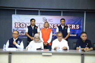 Kepala Divhubinter Polri, Irjen Pol Amur Chandra Juli Buana dan jajaran bersama Deputi Komisioner Hukum dan Penyidikan Otoritas Jasa Keuangan (OJK), Yuliana, serta jajaran mengumumkan pemulangan tersangka AAG kasus penghimpunan dana masyarakat tanpa izin, dari Doha, Qatar-Indonesia, dalam konferensi pers di Bandara Internasional Soekarno-Hatta, Jumat (26/9/2025). Foto: Ist