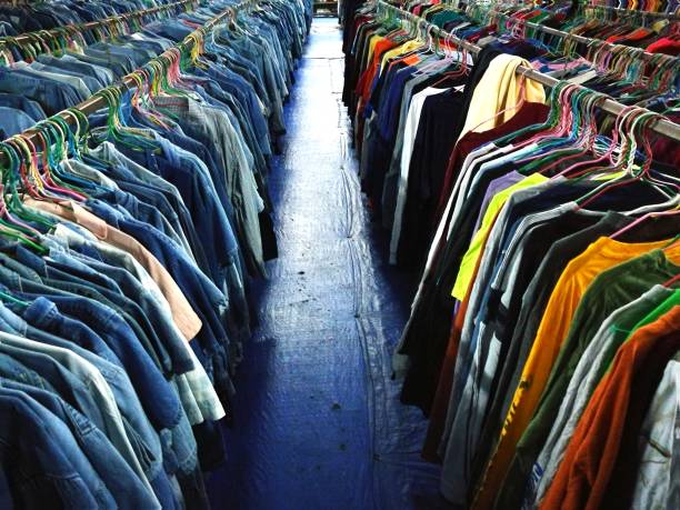 Ilustrasi, pakaian bekas dipasar. Foto: Istock @jaturunp